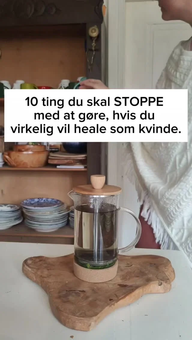 Hvis du virkelig vil heale som kvinde, så starter det ofte ikke med alt det, du skal gøre – men med alt det, du skal holde op med.

Her er 10 ting, du må give slip på for at skabe plads til din egen styrke, ro og sandhed:

Liste:

1. Vente på, at nogen redder dig.

2. Søge råd hos alle andre i stedet for at lytte indad.

3. Overanalysere hver beslutning.

4. Investere i ting, der ikke nærer dig.

5. Gøre dig lille for at andre føler sig tilpas.

6. Døve smerten med alkohol, scrolling eller shopping.

7. Vente på det 'perfekte' tidspunkt.

8. Vente på, at selvtilliden dukker op.

9. Gemme din sande historie væk.

10. Tolerere relationer, der dræner dig.

Hvilken én rammer dig mest?

For mig er det nr 5 😳

Del med kommentarfeltet 👇❤️