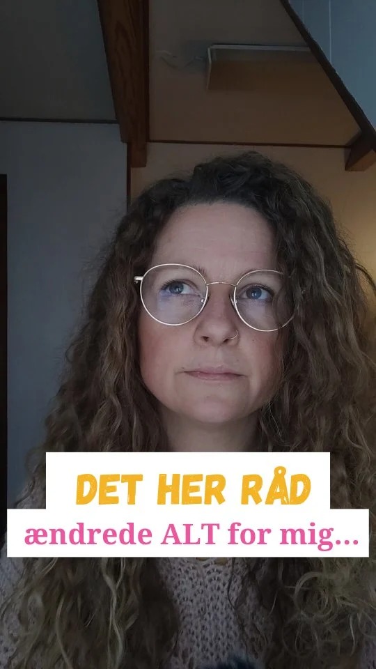 📍Det værste og bedste råd min far nogensinde gav mig

Jeg stod i lufthavnen med min far. Jeg var 24, på vej til Bali, fortvivlet, deprimeret og helt fortabt. Han krammede mig og sagde:

"Nicole, du kan ikke løbe fra dine problemer… for du er problemet."

De ord ramte mig som et slag i solar plexus. På det tidspunkt føltes det hårdt, men nu – mange år senere – ser jeg, at han havde delvist ret.

Nej, vi kan ikke løbe fra vores problemer. Vi må se os selv i øjnene, tage ansvar og ændre det, der ikke fungerer. Men… nogle gange er det også præcis dét, vi har brug for: at flytte os. At bryde med gamle mønstre, omgivelser og mennesker, der holder os fast i den samme historie.

For da jeg landede på Bali, var der ingen, der kendte mig. Ingen gamle roller at spille. Ingen, der forventede noget af mig. Jeg fik lov til at mærke… Hvem er jeg egentlig? Og vigtigst af alt: Hvem vil jeg være?

Nogle gange er den største gave, vi kan give os selv, at træde ud af det velkendte og se vores liv fra en anden vinkel.

hvad er dit bedste råd du nogensinde har fået? Del gerne i kommentarerne. 💬✨