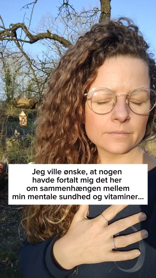 Hvad jeg gerne ville have vidst om vitaminer, mineraler og min mentale sundhed 💭🌿

🧠 01. P-piller & B-vitaminer
Vidste du, at p-piller kan tømme kroppen for B-vitaminer – især B6 og B12? 😳 Disse vitaminer er afgørende for dit nervesystem og din mentale balance. Mangel kan føre til træthed, hjernetåge og endda depression.

🥑 02. Hjernen har brug for sunde fedtstoffer
Efter min ulykke, hvor jeg både havde PTSD og en hjerneskade, ville jeg ønske, jeg havde vidst, hvor vigtigt Omega-3, vitamin D og magnesium er for hjernen. Sunde fedtstoffer hjælper med at reducere inflammation og støtte hjernens heling.

🩺 03. Hvorfor tjekker læger ikke altid for mangel?
Når vi kæmper med mentale eller hormonelle ubalancer, burde det første skridt være at tjekke, om vi mangler essentielle næringsstoffer. Men ofte får vi kun tilbudt medicin, uden at nogen ser på, hvad kroppen faktisk har brug for.

🌱 Din krop og dit sind hænger sammen.
Det er ikke altid nok med yoga, terapi eller meditation – nogle gange mangler kroppen bare brændstof til at fungere optimalt.

📖 Har du selv oplevet, at en vitamin- eller mineralmangel har påvirket din mentale sundhed? Del gerne din erfaring i kommentarfeltet. 💛