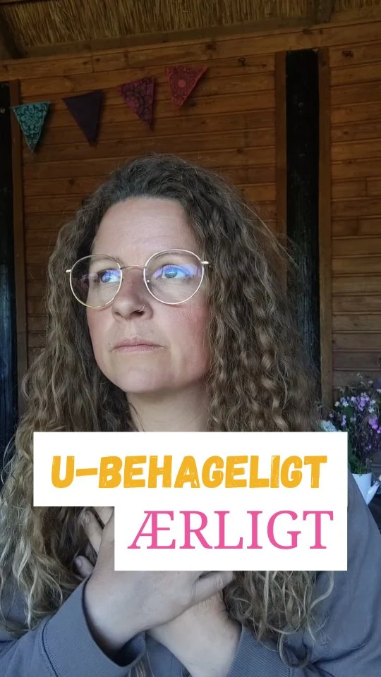 I dag har jeg lyst til at dele noget sårbart med dig.

Den 20. maj er en dato, der forandrede mit liv for altid.
For 19 år siden skete der noget, som ændrede min kurs – og satte mig på den rejse, jeg er på i dag.

Derfor føltes det også helt rigtigt at netop i dag dele noget nyt med dig:
Min podcast U-behagelig Ærlig er nu ude på dansk.
Og i første episode deler jeg min egen historie.

Om ulykken.
Om mørket.
Om ikke at kunne kende sig selv.
Men også om håb.
Om heling.
Og om vejen hjem til mig selv igen.

Lyden er ikke perfekt. Jeg er nervøs.
Men jeg tror på, det er vigtigt at starte – selv når det føles sårbart.
Især fordi så mange af jer har delt jeres egne historier med mig i spørgeskemaet. Tak for det.

Hvis du har oplevet udmattelse, traumer eller bare længes efter at få det bedre med dig selv –
så er podcasten til dig.

Skriv “podcast” herunder, så sender jeg dig linket.
Jeg håber, du vil lytte med.
