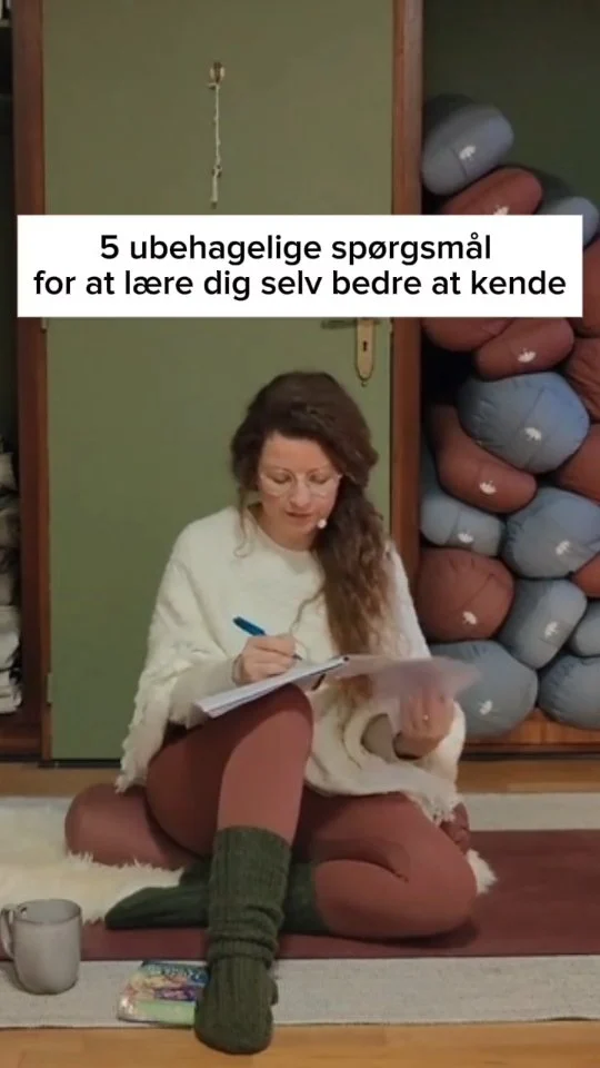 5 ærlige spørgsmål, der hjælper dig med at forstå dig selv dybere

1. Hvilke sider af dig selv undgår du at se i øjnene, fordi du ved, at det ville kræve forandring?

2. Er der nogen i dit liv, du holder fast i af frygt og ikke kærlighed? Og hvad fortæller det dig om dine behov?

3. Hvilke følelser prøver du oftest at undgå? Og hvad tror du ville ske, hvis du gav dig selv lov til at mærke dem helt?

4. Hvornår følte du dig sidst dybt skamfuld? Og hvad afslørede det øjeblik om, hvem du tror, du bør være?

5. Hvad misunder du andre mest? Og hvad fortæller det dig om længsler eller potentiale, du måske ikke selv har givet plads til?

Dele gerne en tanke eller refleksion i kommentarfeltet, hvis du har lyst.👇🥰
