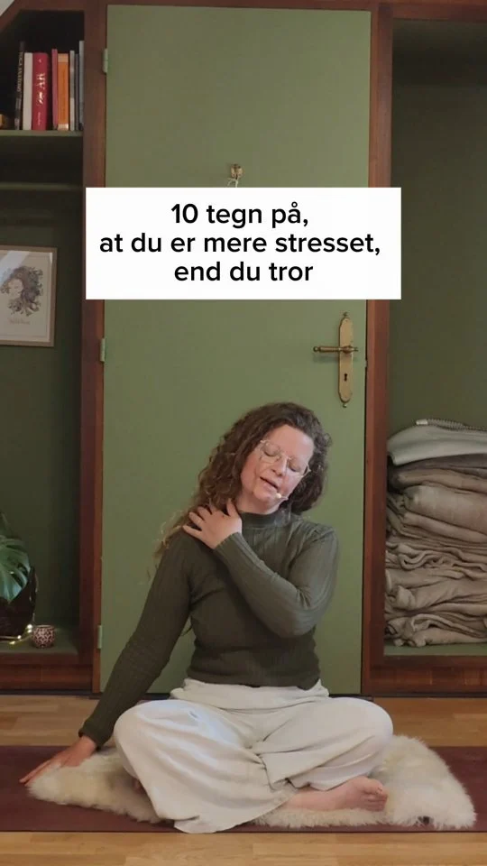 🤗 det blev til 12 tegn på, at du er mere stresset, end du tror:

1. Du har mistet lysten til sex

2. Du vågner uden appetit

3. Du tager hurtigt på omkring mave og ansigt

4. Du bliver nemt overstimuleret eller vred

5. Du oplever hårtab

6. Du har næsten dagligt hovedpine

7. Du føler dig ængstelig eller urolig

8. Du er træt hele tiden – også når du har sovet

9. Du har svært ved at sove eller vågner om natten

10. Du craver kaffe, sukker eller salt for at komme igennem dagen

11.  Tics i øjet skyldes ofte stress ( det oplevede jeg selv tit) 😳

12. Og stress påvirker din cyklus, fordi kroppen prioriterer overlevelse frem for balance.
Når du er presset, kan ægløsningen udeblive, blødningen blive uregelmæssig, og PMS-symptomer forværres. Det er kroppens måde at sige: “Jeg har ikke overskud lige nu.

Det her er ikke bare tilfældige symptomer.
Det er din krop, der råber på hjælp.

Jeg har selv mærket flere af de her tegn – og troede længe, at det bare var sådan, livet var.

Men det var stress. 

Hvis du kan genkende dig selv i noget af det her👇

Så skriv STRESS i kommentarfeltet, så sender jeg dig  min bedste (gratis) yoga video, som hjælper dig med at slippe stress og udbrændthed.